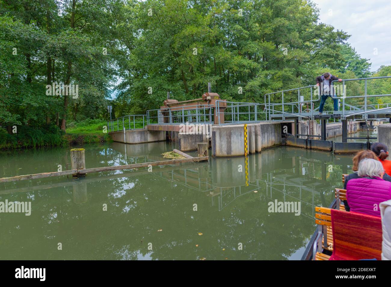 Punt-Bootstour durch den Spreewald in eine Schleuse, Oberspreewald, Brandenburg, Ostdeutschland, Europa Stockfoto