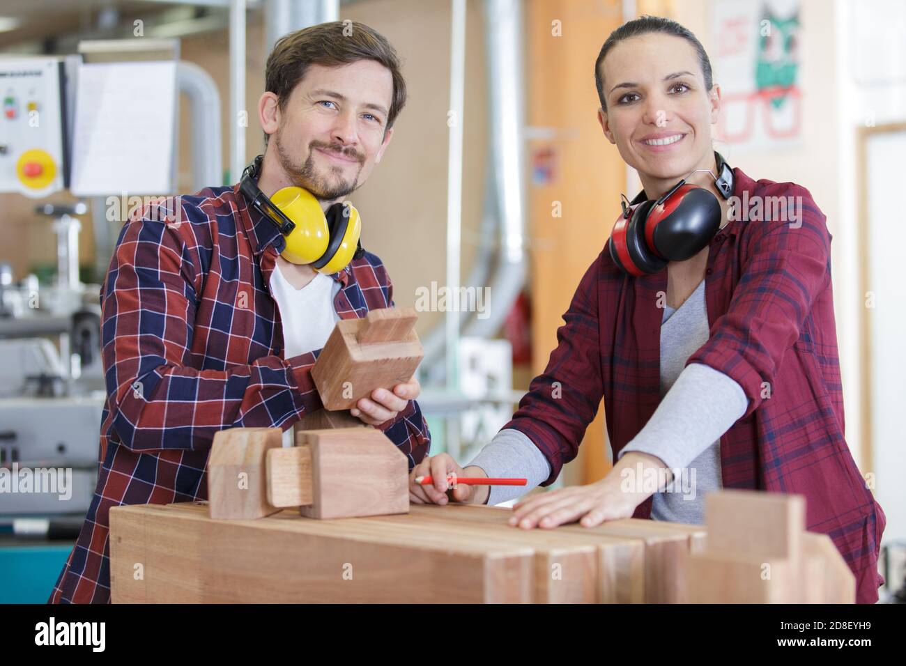 Porträt von Mann und Frau in der Zimmermannswerkstatt Stockfoto