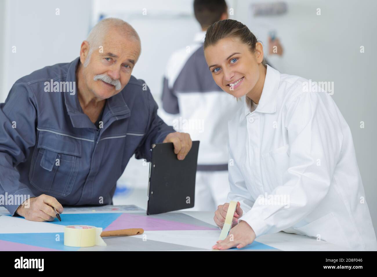 Glücklicher Mentor bewertet die Arbeit seines Schülers Stockfoto
