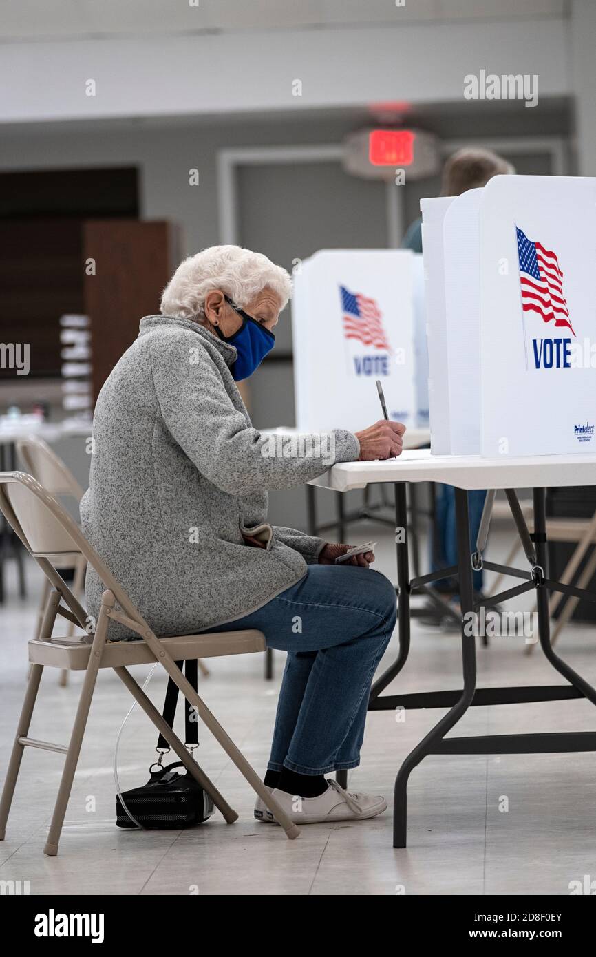 Ältere Frau, die bei den Präsidentschaftswahlen stimmt Stockfoto