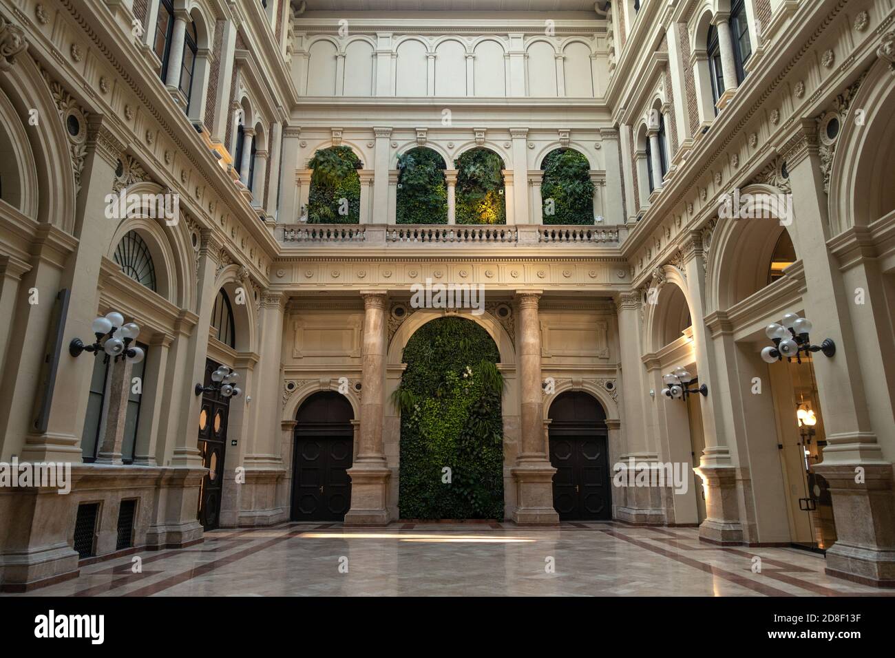 Schönes Interieur der Corvinus Universität von Budapest (Corvinus Egyetem) Stockfoto