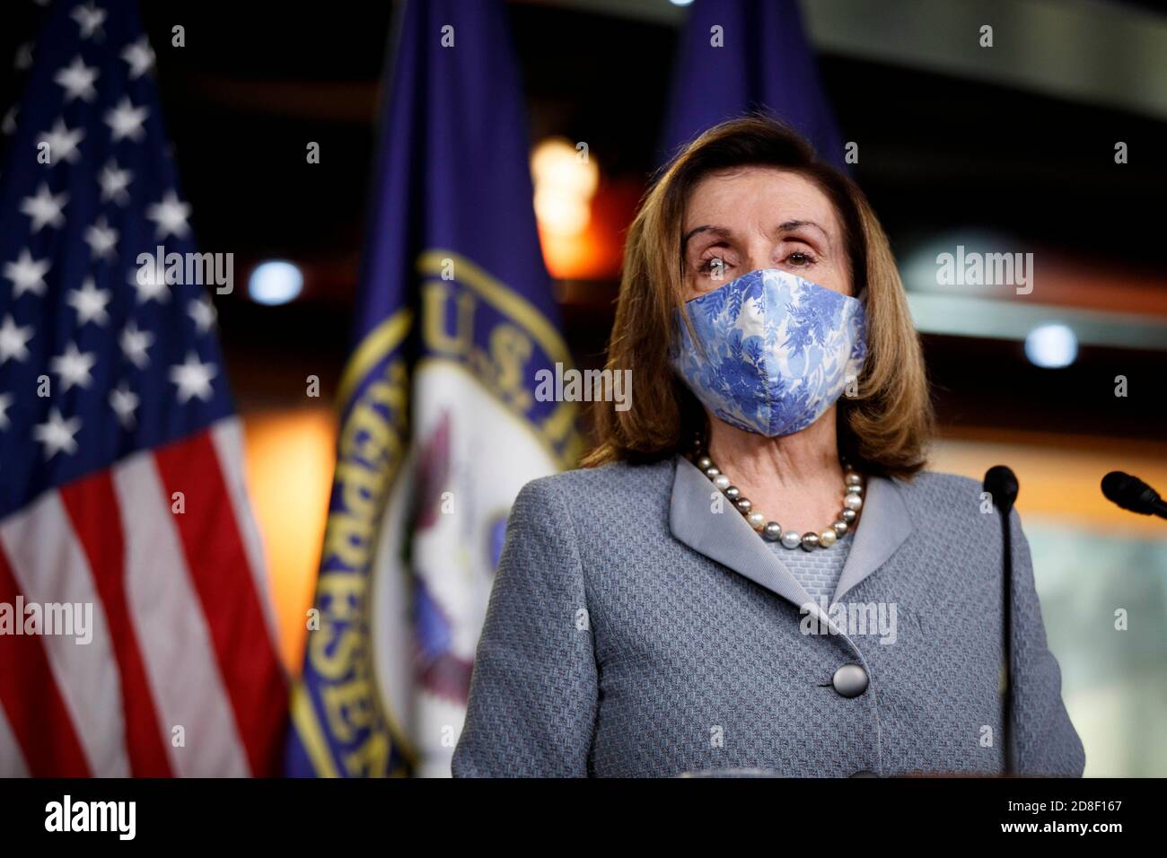 (201029) -- WASHINGTON, 29. Oktober 2020 (Xinhua) -- US-Haus-Sprecherin Nancy Pelosi spricht während ihrer wöchentlichen Pressekonferenz auf dem Capitol Hill in Washington, DC, die Vereinigten Staaten, am 29. Oktober 2020. Die US-Wirtschaftsaktivität im dritten Quartal wuchs mit einer jährlichen Rate von 33.1 Prozent nach einem starken Rückgang im Vorquartal, berichtete das US-Handelsministerium am Donnerstag. Ökonomen und Beamte der Federal Reserve haben wiederholt argumentiert, dass mehr Haushaltserleichterungen nötig sind, um die US-Notenbank zu erhalten. Kredit: Xinhua/Alamy Live News Stockfoto