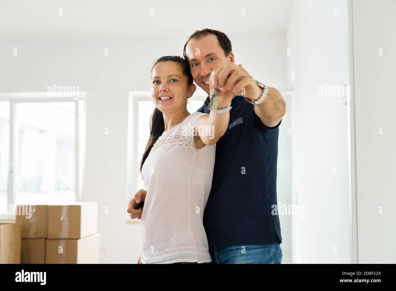 Glückliches Paar Umzug In Neues Haus Oder Home Holding Keys Stockfoto