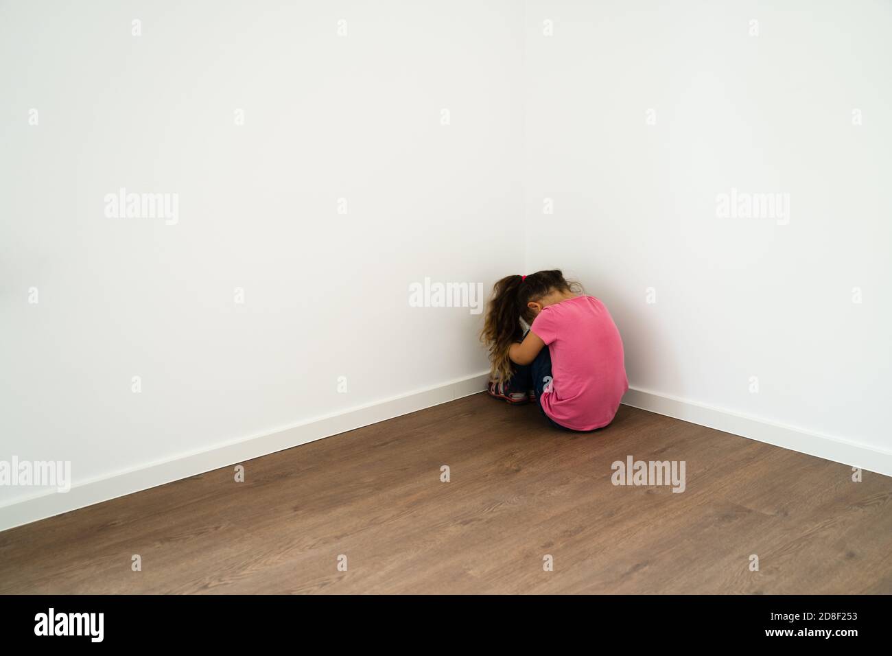Angst Und Beschämt Kind Kind Sitzt In Der Ecke Zu Hause Stockfoto