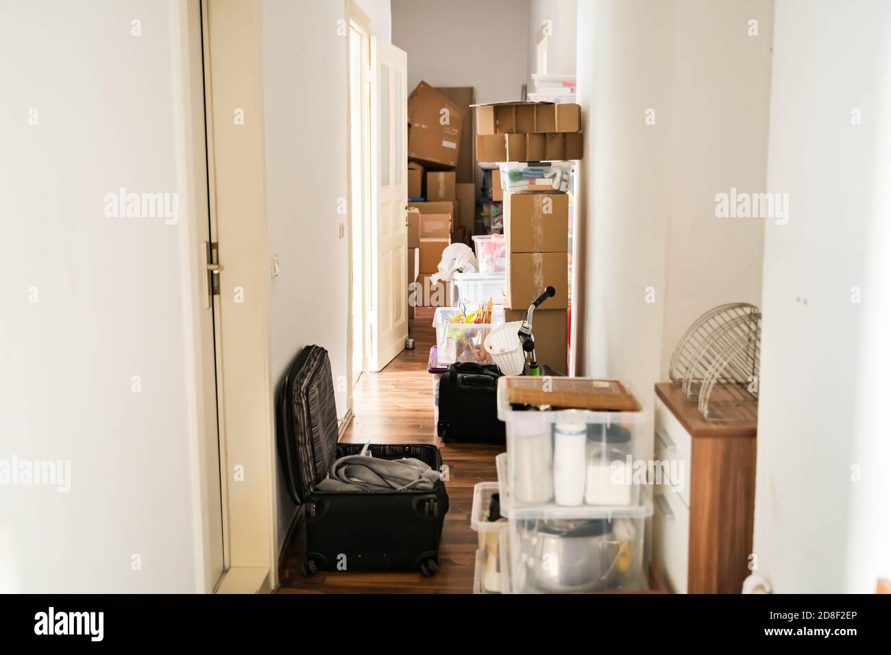 Chaotisch Home Zimmer Mit Junk Und Müll Verpackt Stockfoto