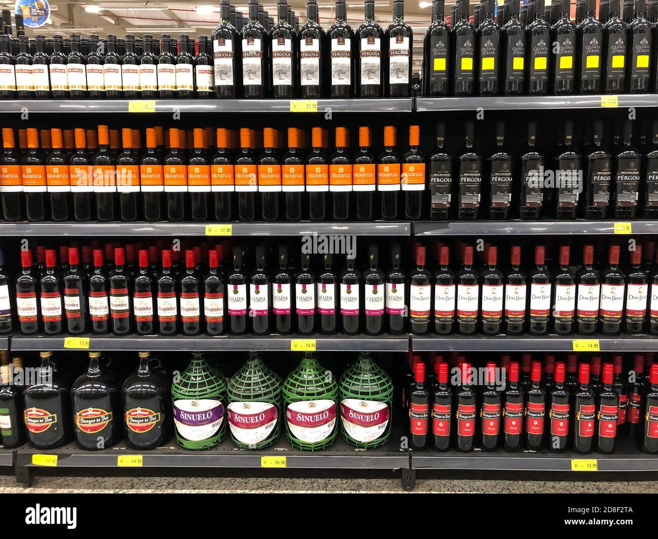28. Oktober 2020. São Paulo, SP, Brasilien. Vorrat an brasilianischen und südamerikanischen Weinen zum Verkauf in einem Supermarkt. Stockfoto