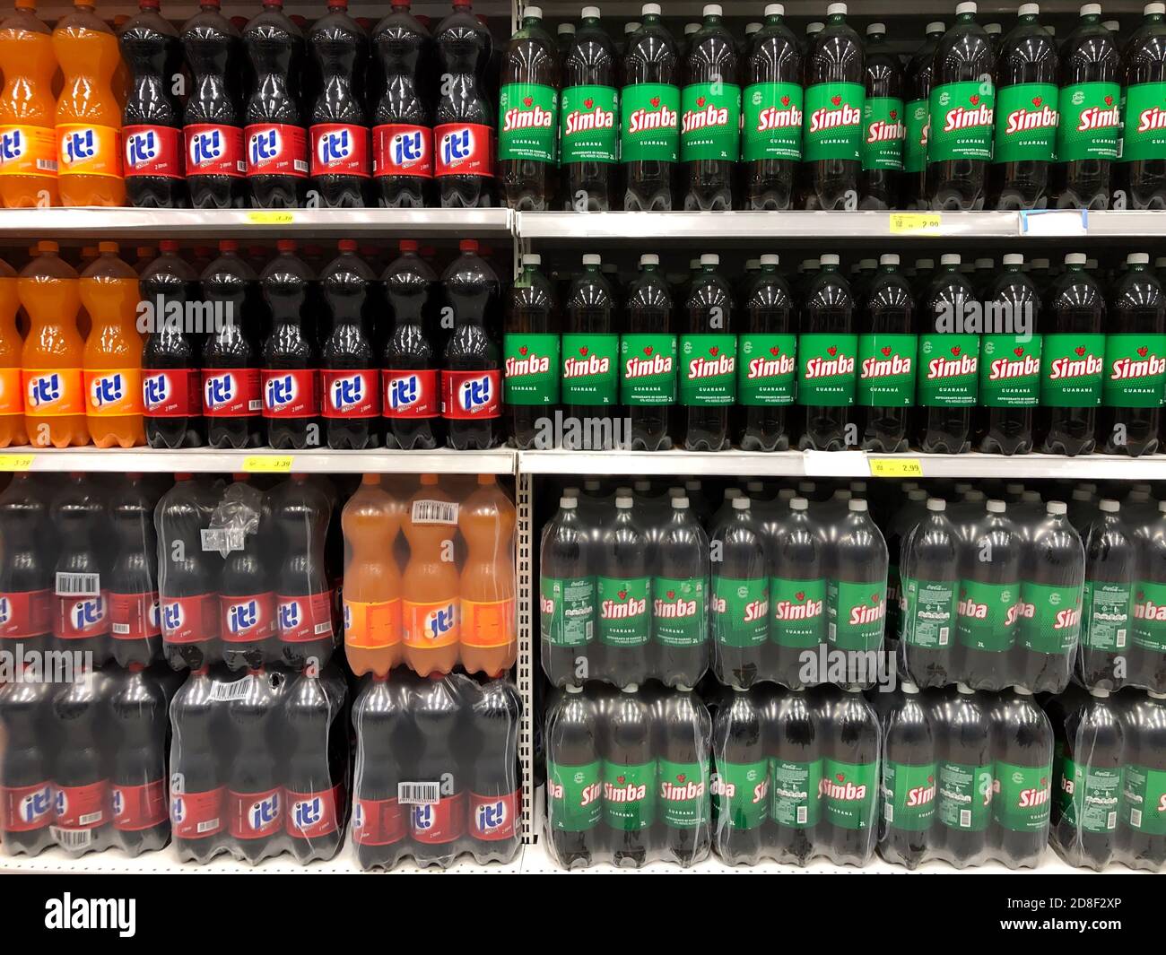 28. Oktober 2020. São Paulo, SP, Brasilien. Vorräte an brasilianischen alkoholfreien Getränken und Soda zum Verkauf in einem Supermarkt. Stockfoto