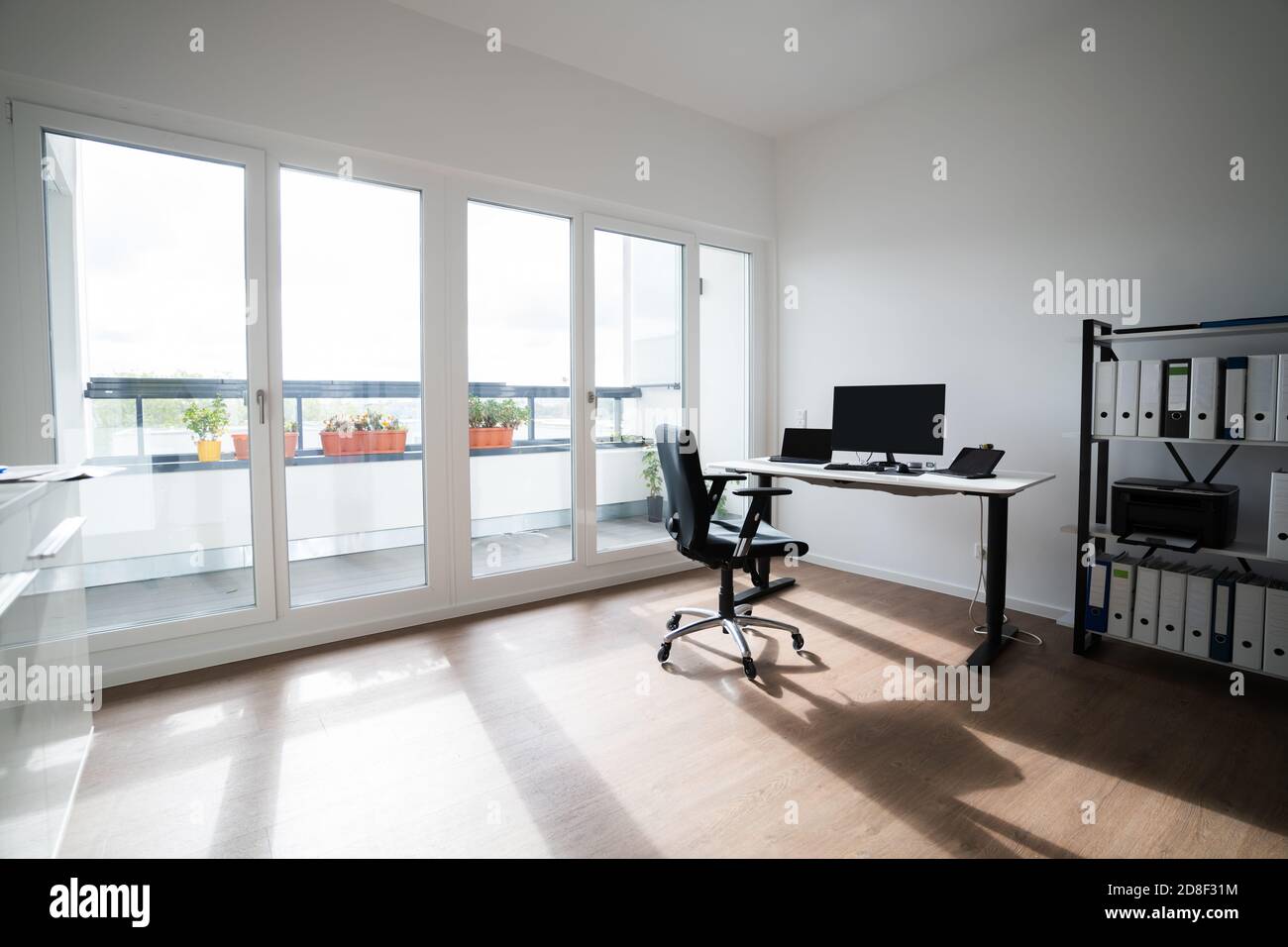 Home Office Zimmer Möbel Und Business-Computer-Monitor Stockfoto