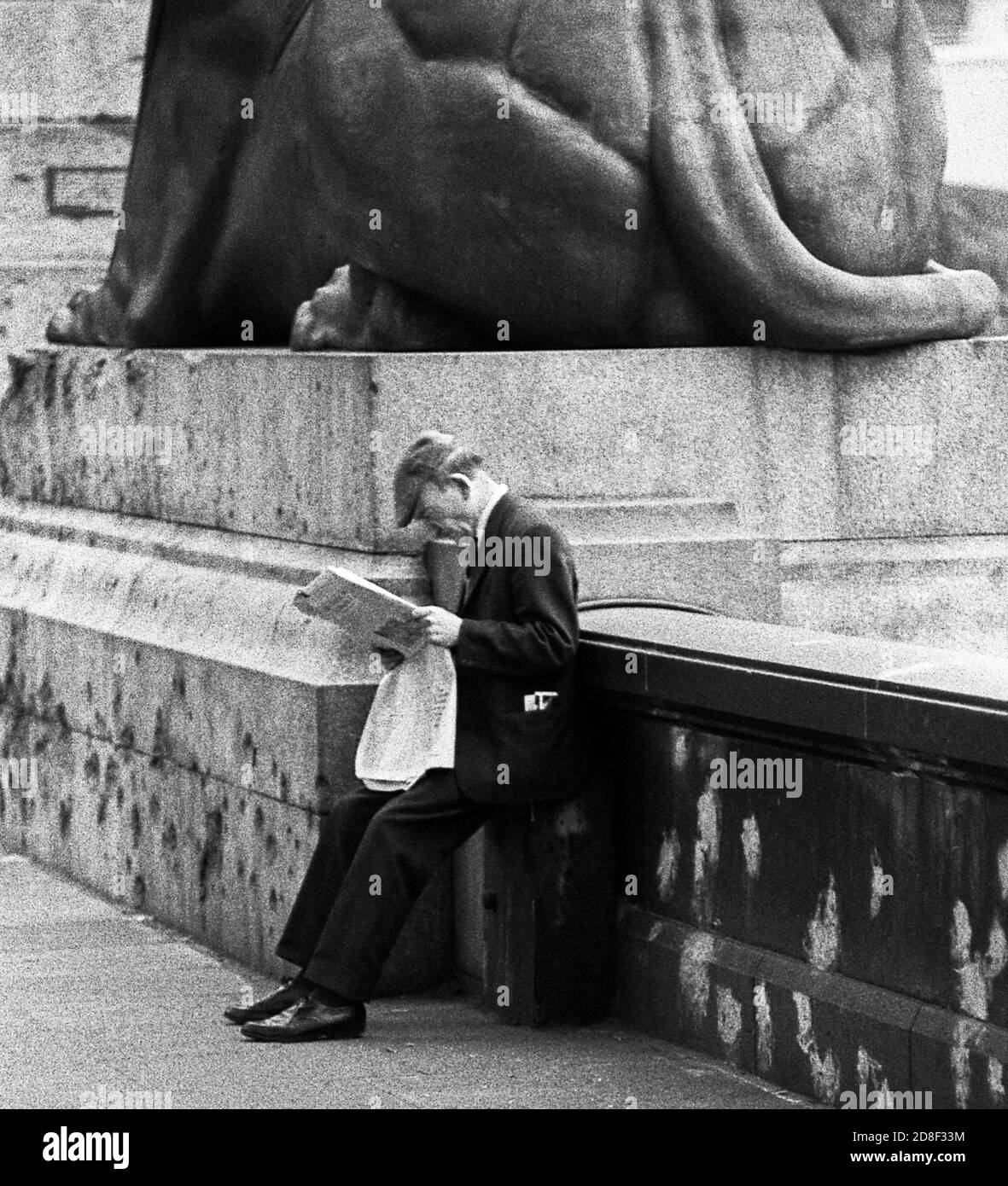 Ein Mann liest eine Zeitung. London 1971 Stockfoto