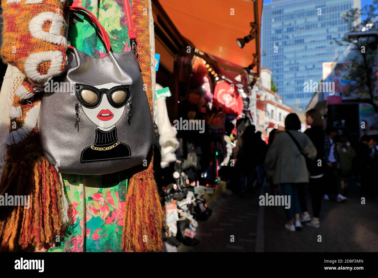 Eine Handtasche auf dem Display einer Modeboutiquen in Takeshita Street.Harajuku.Shibuya.Tokyo.Japan Stockfoto