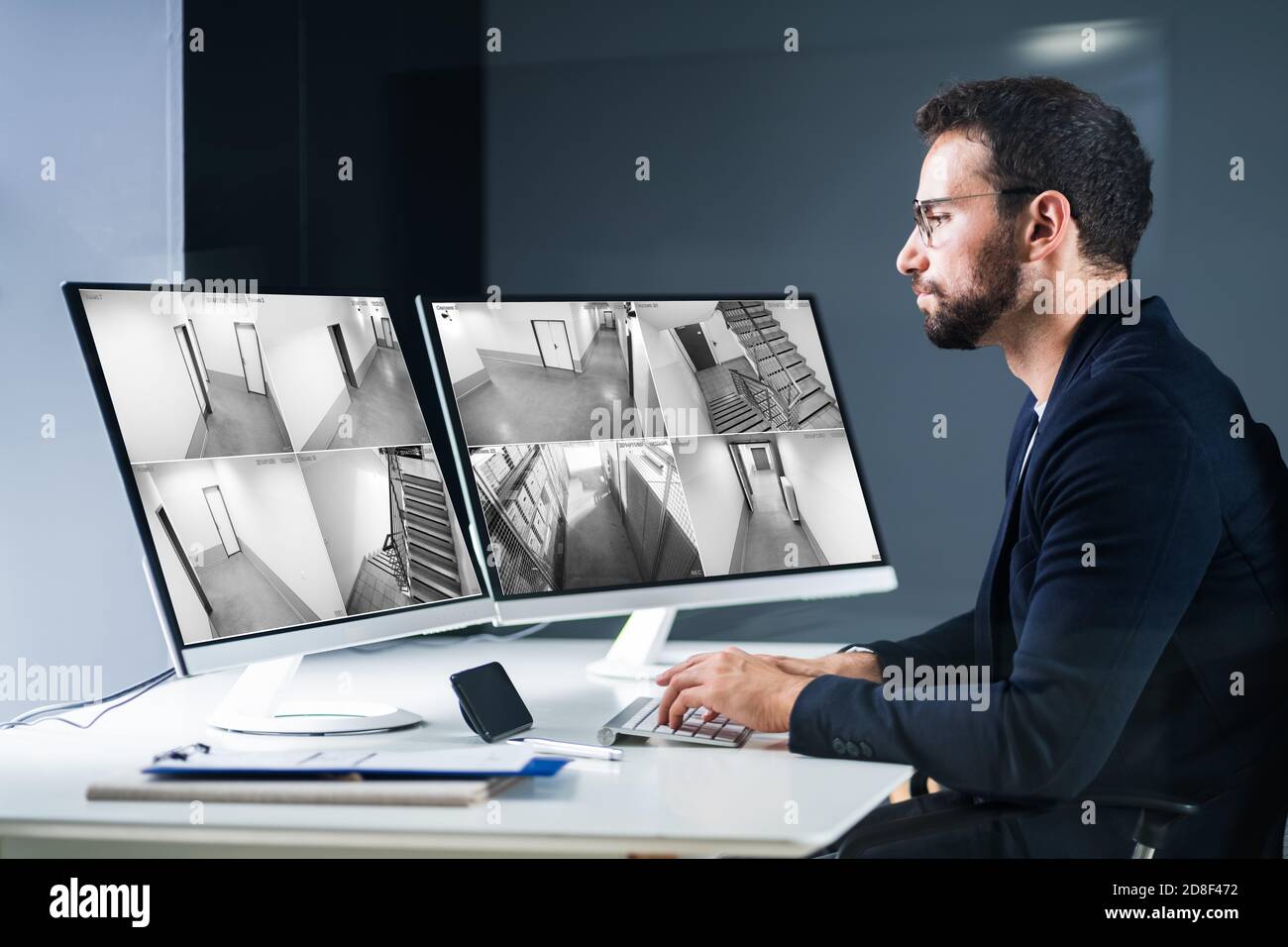 Sicherheitssystem CCTV-Kamera Bediener mit Computer Monitor Stockfoto