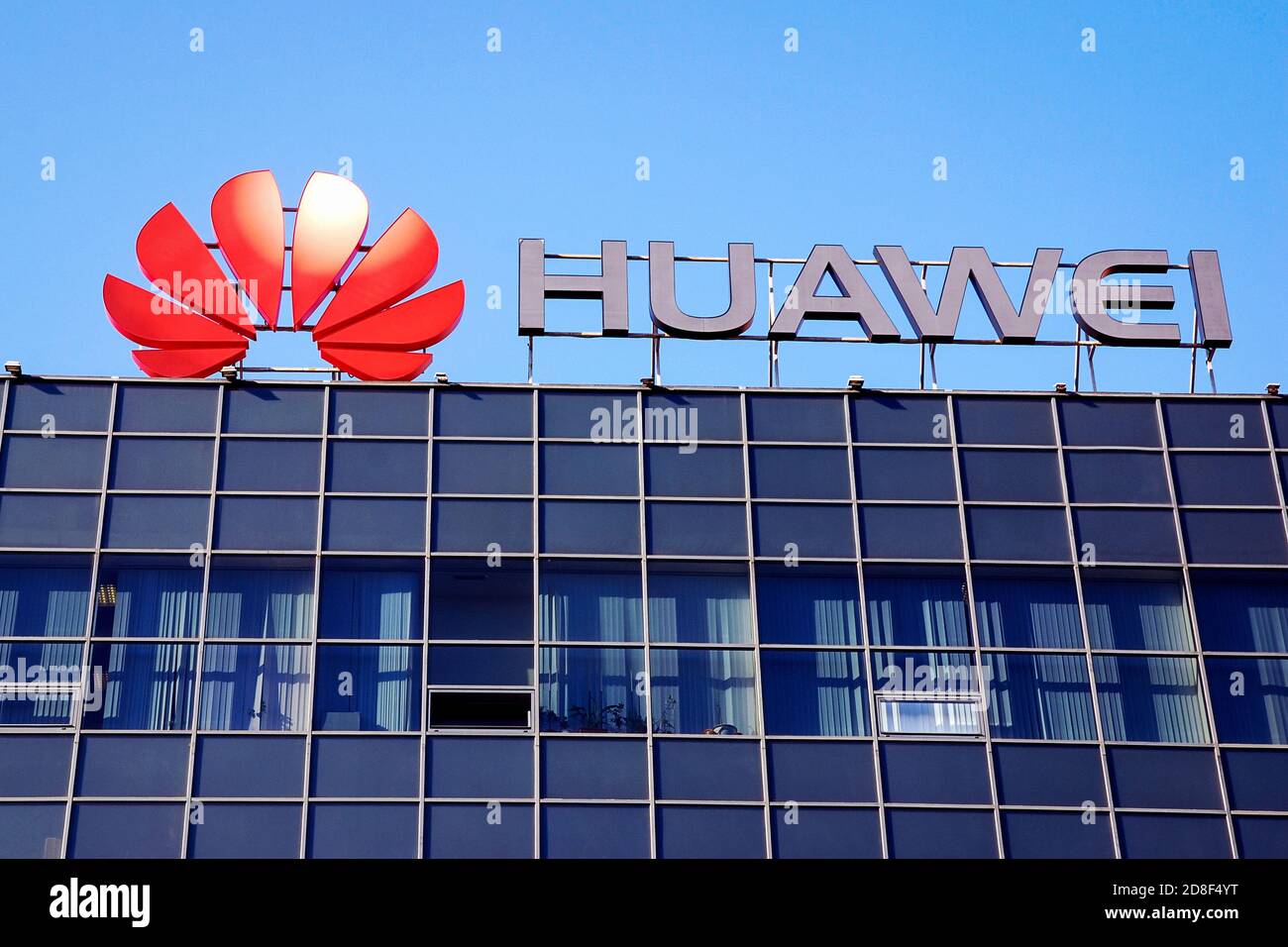 Huawei Telecom Firmenlogo auf dem Bürogebäude Stockfoto