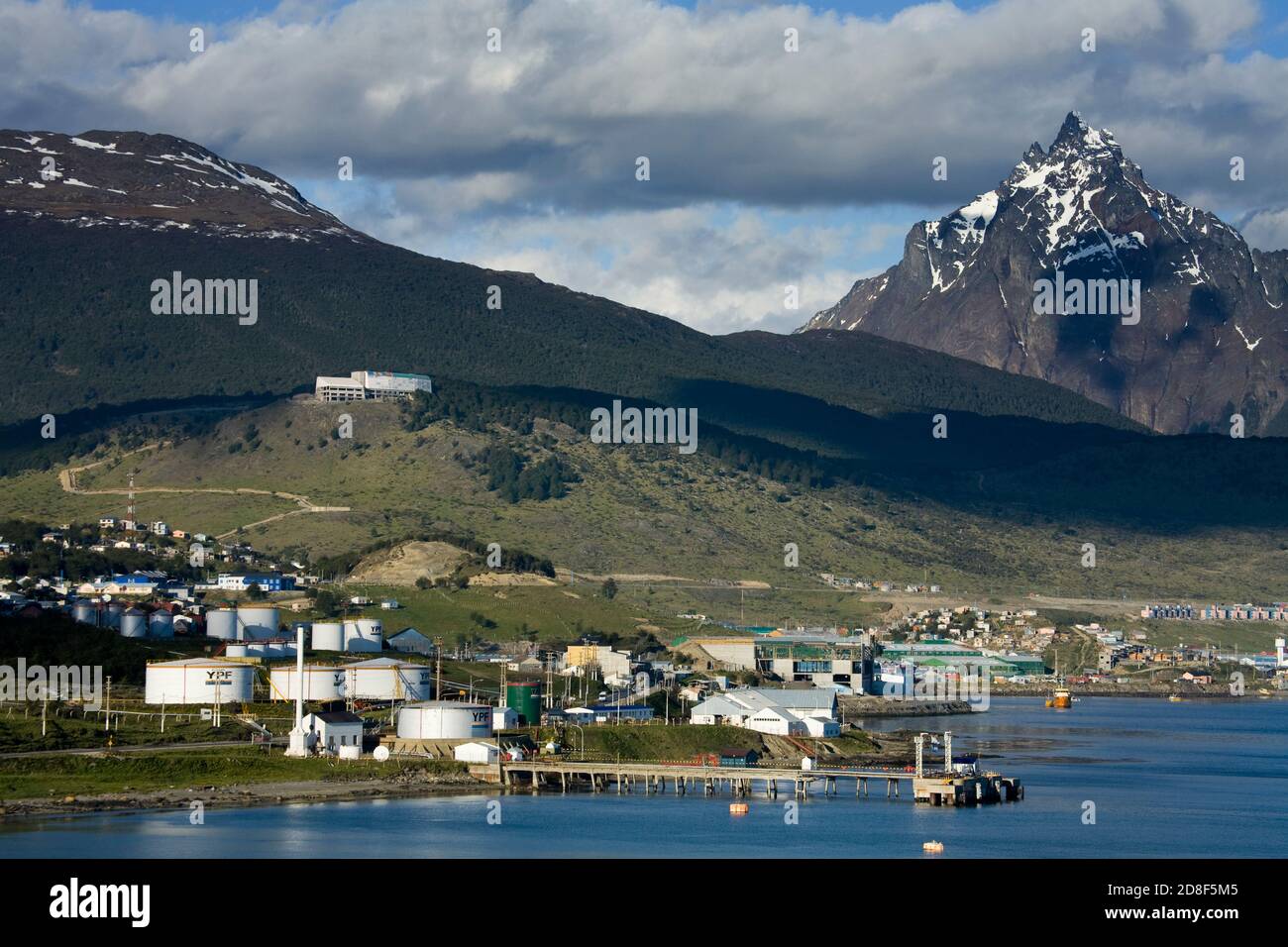 Öl-Lagerhalle in Ushuaia, Feuerland, Patagonien, Argentinien Stockfoto