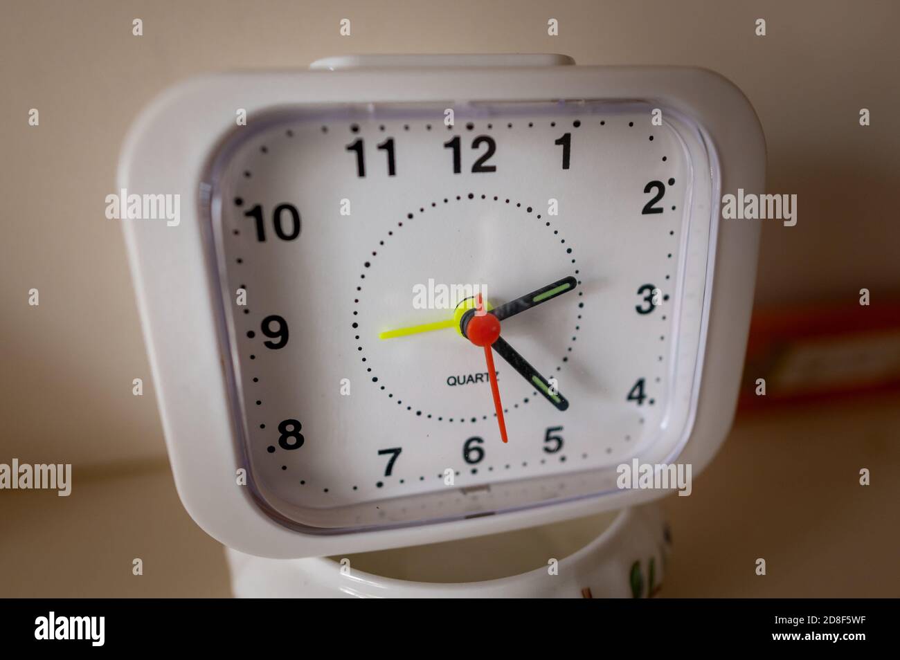 England, UK - 25 Oct 2020:Nahaufnahme einer billigen quadratischen Uhr mit der Zeit 2:23 Stockfoto