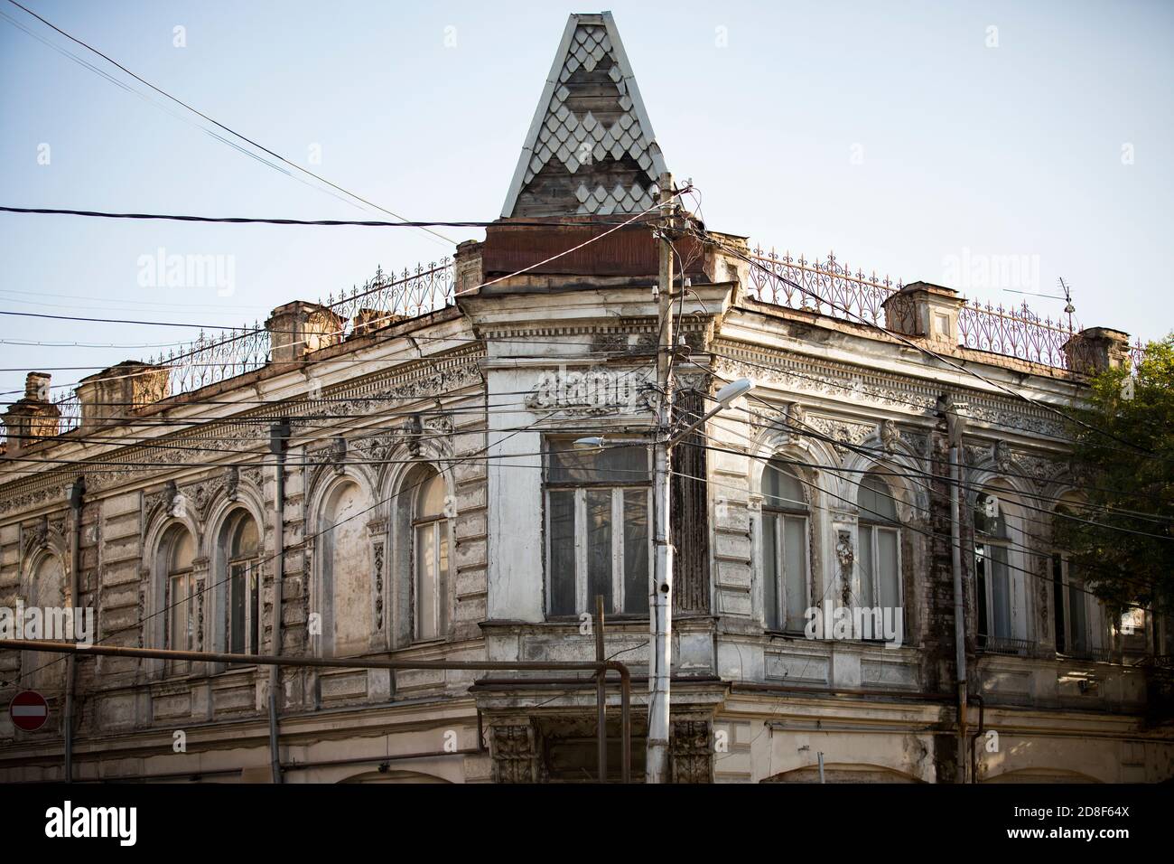 Baufällige Gebäude in Zentral-Tiflis, Georgien, Kaukasus, Europa. Stockfoto