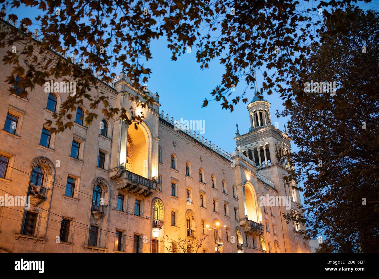 Straßenszene vor dem Gebäude der Georgischen Nationalen Akademie der Wissenschaften in Tiflis, Georgien, Kaukasus, Europa. Stockfoto