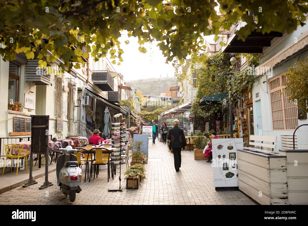 Straßenszene mit Open-Air-Cafés in der Altstadt (Kala) von Tiflis, Georgien, Kaukasus, Europa. Stockfoto