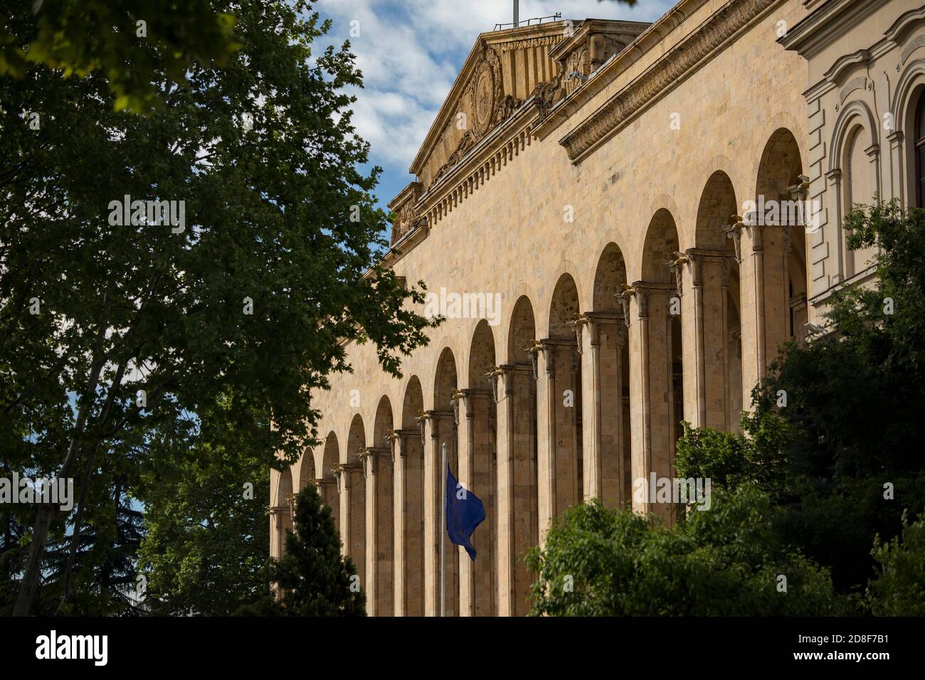 Das Parlamentsgebäude von Georgien in Tiflis fliegt sowohl georgische als auch EU-Flaggen, obwohl Georgien ein nicht-EU-Land ist. - Georgien, Kaukasus. Stockfoto