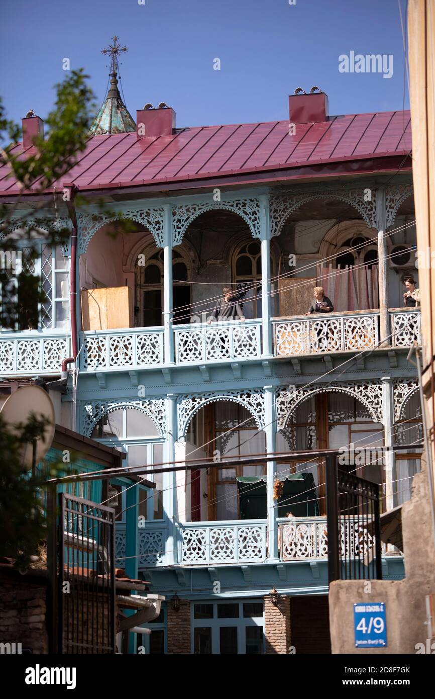 Schöne Balkone der Häuser in der Altstadt von Tiflis, Georgien, Kaukasus, Europa. Stockfoto