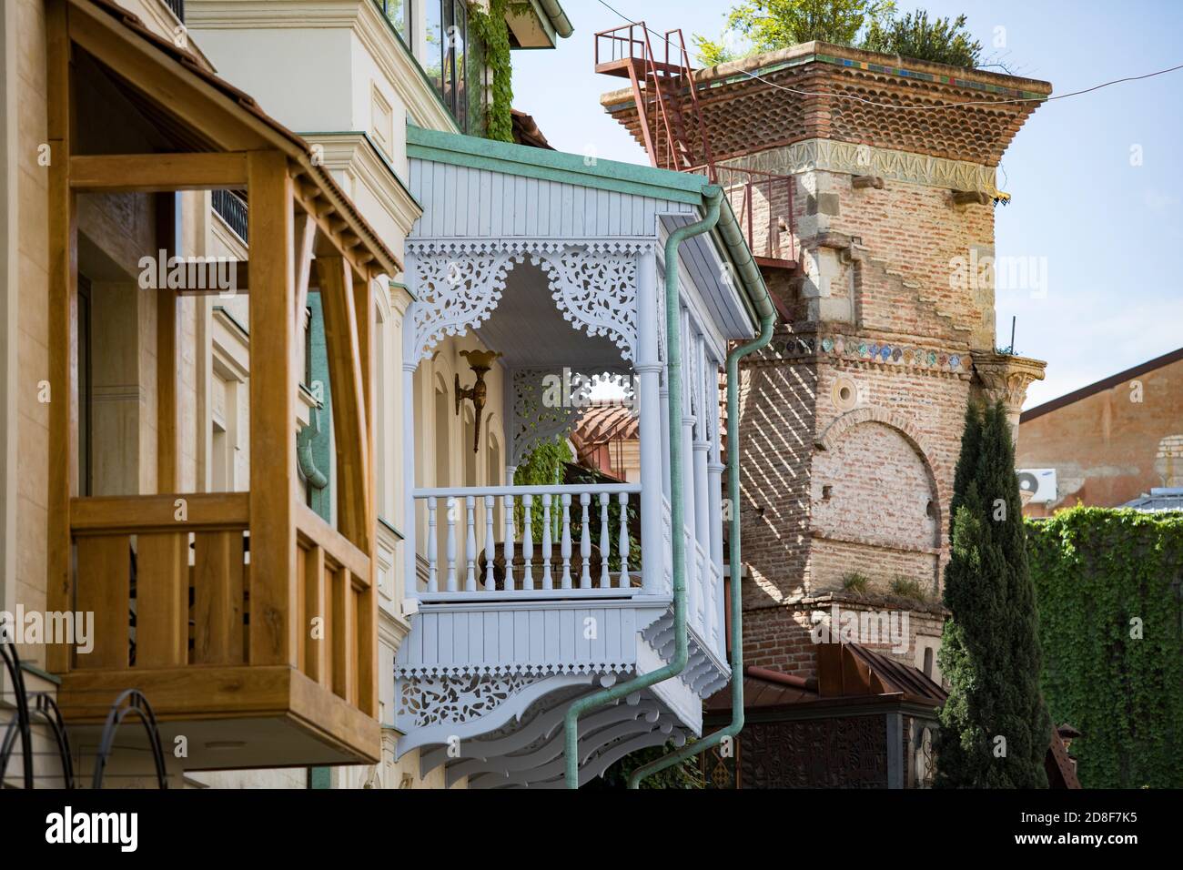 Schöne Balkone der Häuser in Zentral-Tiflis, Georgien, Kaukasus, Europa. Stockfoto