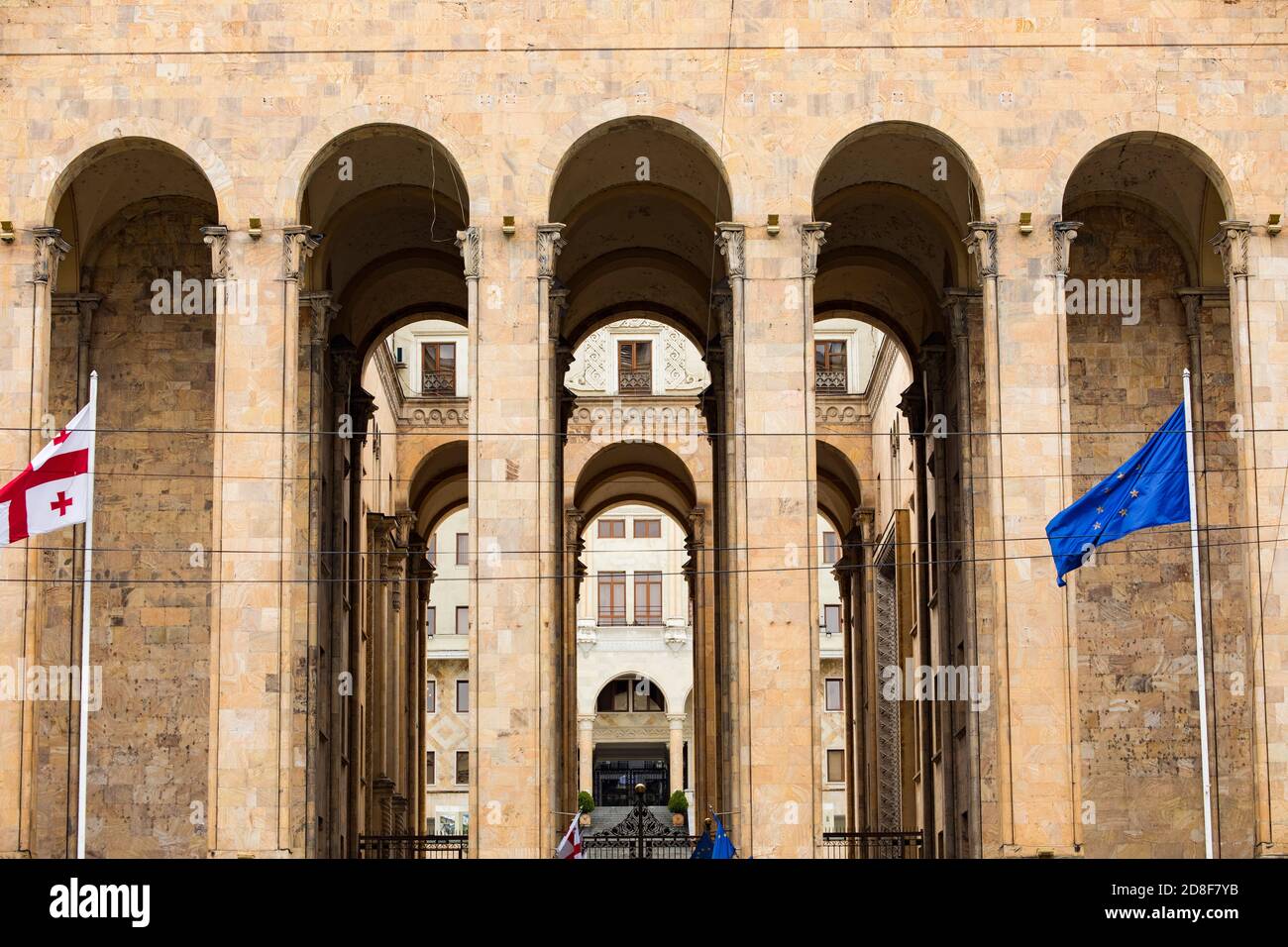 Das Parlamentsgebäude von Georgien in Tiflis fliegt sowohl georgische als auch EU-Flaggen, obwohl Georgien ein nicht-EU-Land ist. - Georgien, Kaukasus. Stockfoto