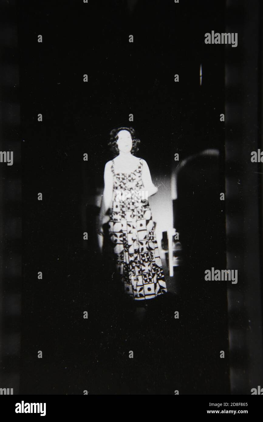 Feine 70s Vintage schwarz-weiß-Fotografie eines dramatischen Bühnenspiels. Stockfoto