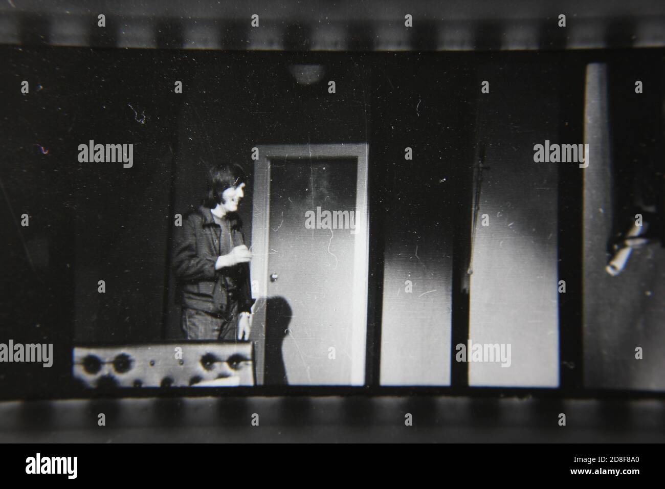 Feine 70s Vintage schwarz-weiß-Fotografie eines dramatischen Bühnenspiels. Stockfoto