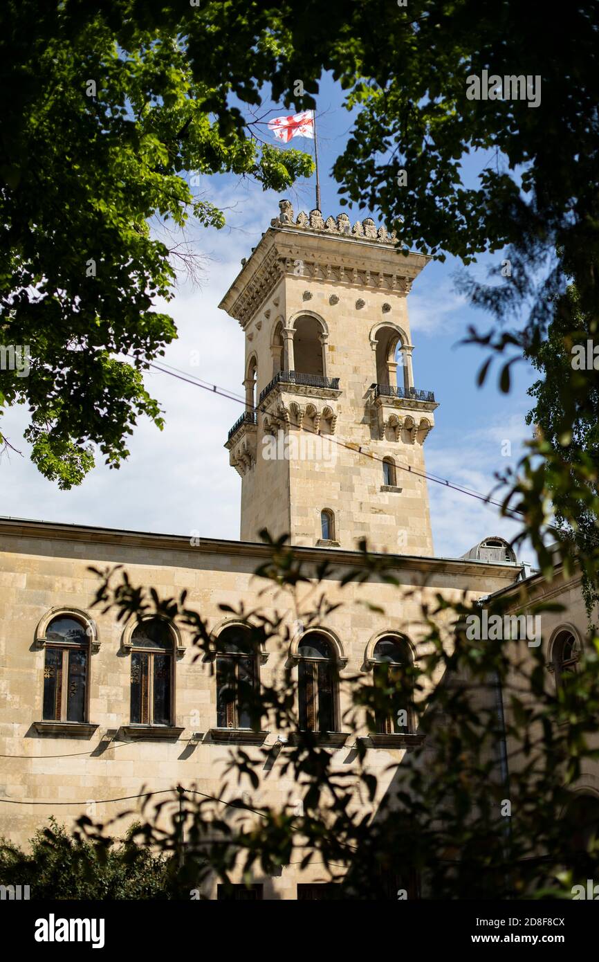 Eine georgische Flagge fliegt über das Joseph Stalin Museum in Gori, Georgien, Kaukasus, Europa, wo der ehemalige sowjetische Herrscher geboren wurde. Stockfoto