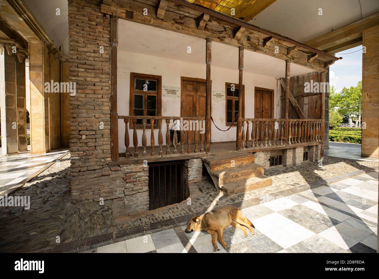 Schlafender Hund vor dem Geburtsort von Joseph Stalin im Joseph Stalin Museum in Gori, Georgien, Kaukasus, Europa. Stockfoto