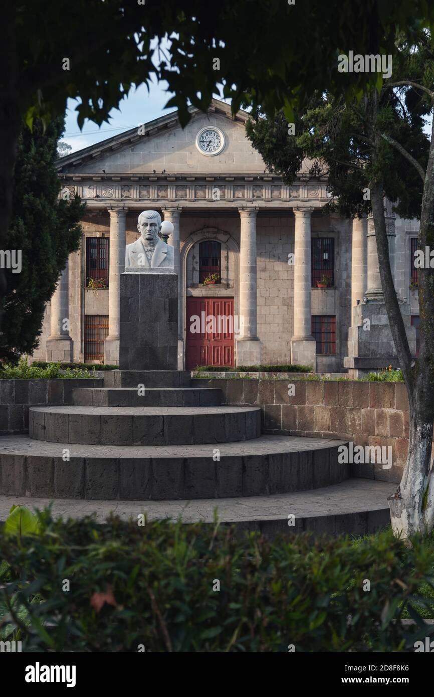 Naturhistorisches Museum in Quetzaltenango Guatemala - Central Park in Kolonialstadt früh am Morgen - Gebäude mit dorischen Befehl Architektur Stockfoto