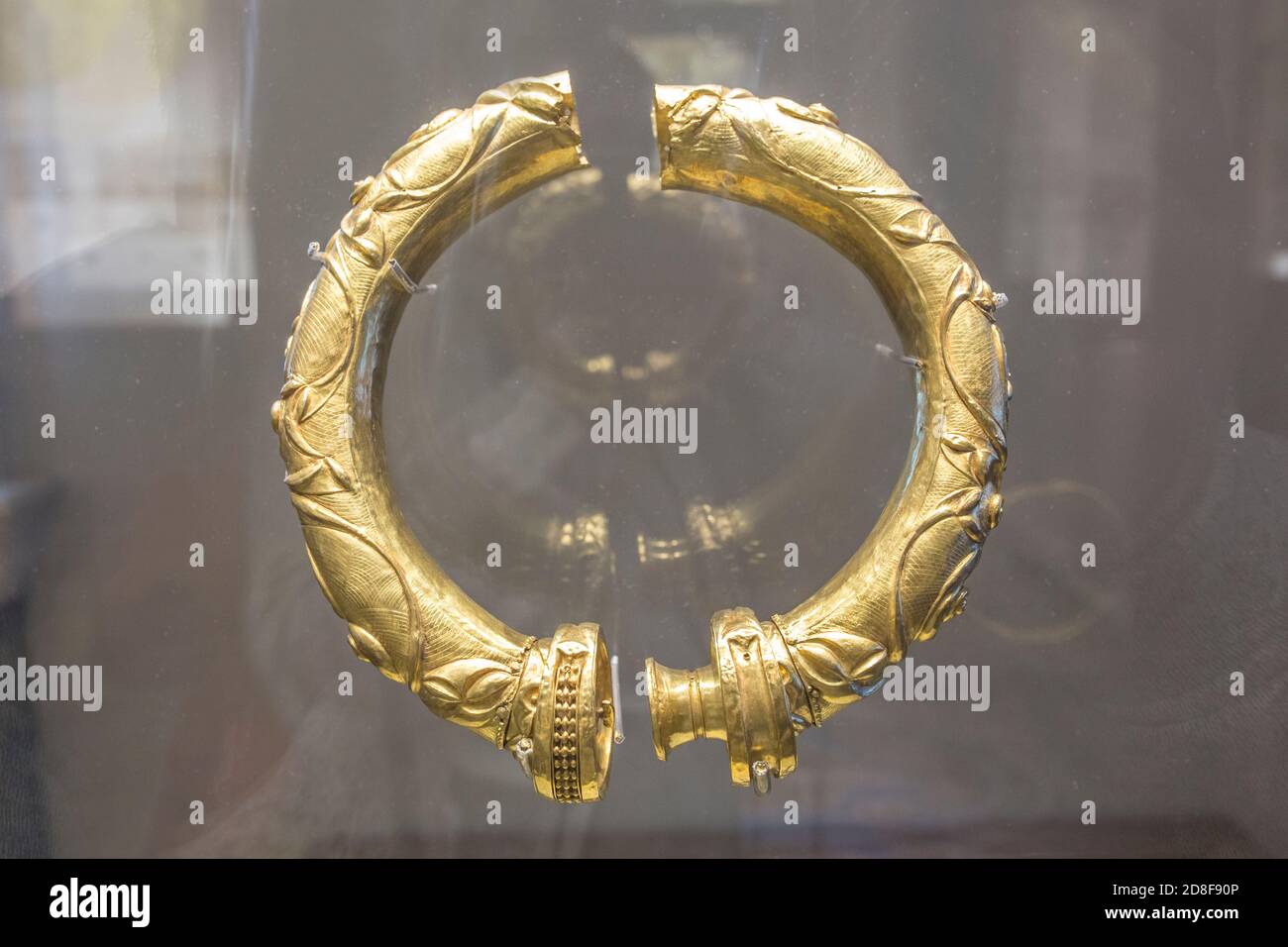 Verdrehte Stabtorcs aus Gold. Artefakte, die zum Horte „Broighter“ der Eisenzeit gehören. Archäologisches Nationalmuseum von Irel Stockfoto