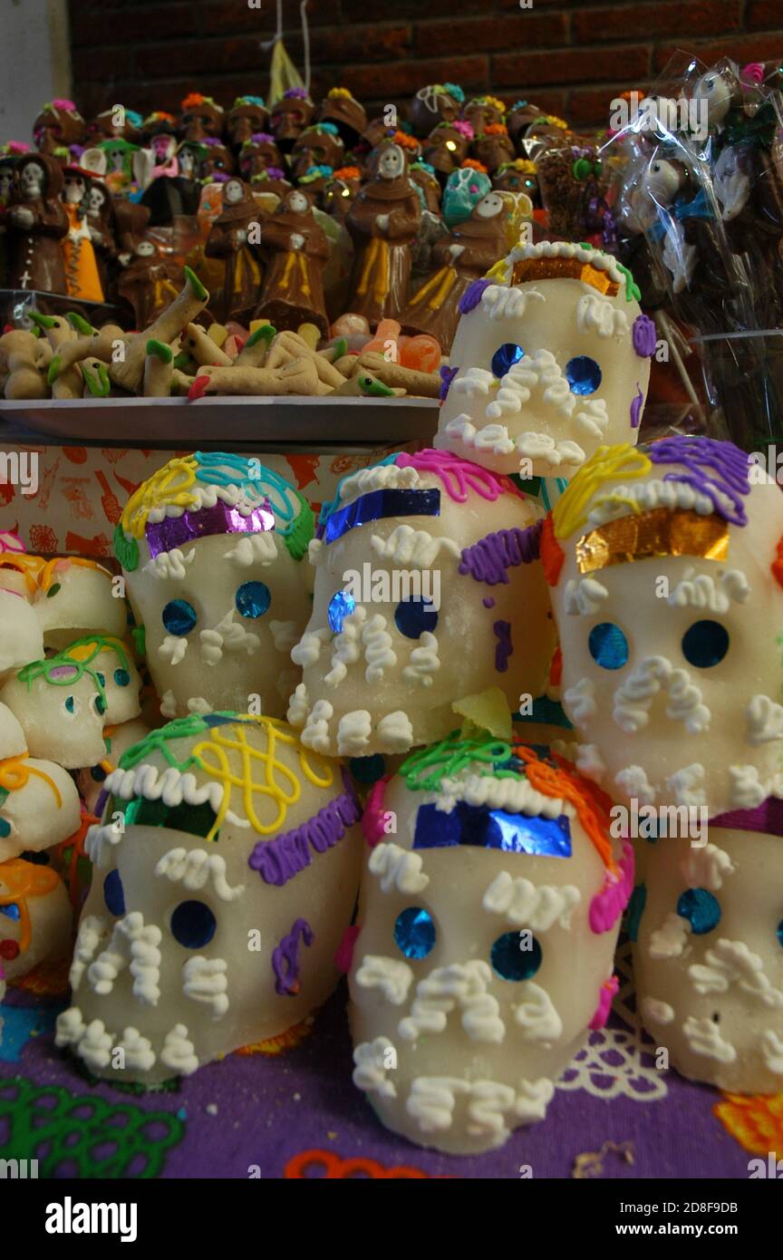 Mexiko-Stadt, Mexiko. Okt. 2020. MEXIKO-STADT, MEXIKO - OKTOBER 29: Zuckerschädel werden auf dem Markt im Freien gesehen, Zuckerschädel werden als Ornamente in Opfergaben während der mexikanischen Tag der Toten ( Dia de Muertos) Traditionen verwendet. Aus diesem Anlass werden die Feierlichkeiten zum Tag der Toten, wie Paraden, und der Besuch der Friedhöfe aufgrund der neuen Coronavirus-Pandemie unterbrochen. Am 29. Oktober 2020 in Mexiko-Stadt, Mexiko. Kredit: Fernando Camacho/Eyepix Gruppe/Der Fotozugang Gutschrift: Der Fotozugang/Alamy Live Nachrichten Stockfoto