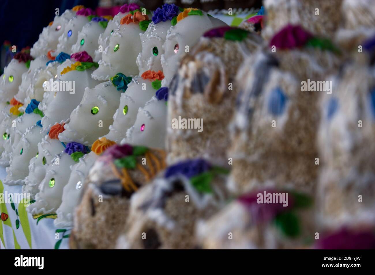 Mexiko-Stadt, Mexiko. Okt. 2020. MEXIKO-STADT, MEXIKO - OKTOBER 29: Zuckerschädel werden auf dem Markt im Freien gesehen, Zuckerschädel werden als Ornamente in Opfergaben während der mexikanischen Tag der Toten ( Dia de Muertos) Traditionen verwendet. Aus diesem Anlass werden die Feierlichkeiten zum Tag der Toten, wie Paraden, und der Besuch der Friedhöfe aufgrund der neuen Coronavirus-Pandemie unterbrochen. Am 29. Oktober 2020 in Mexiko-Stadt, Mexiko. Kredit: Fernando Camacho/Eyepix Gruppe/Der Fotozugang Gutschrift: Der Fotozugang/Alamy Live Nachrichten Stockfoto