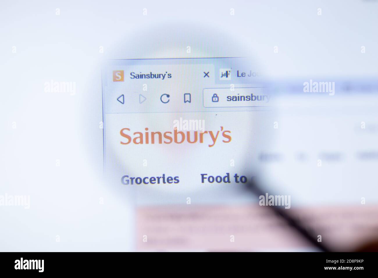 New York, USA - 29. September 2020: Sainsburys sainsburys.co.uk Firmenwebsite mit Logo aus der Nähe, illustrative Editorial Stockfoto