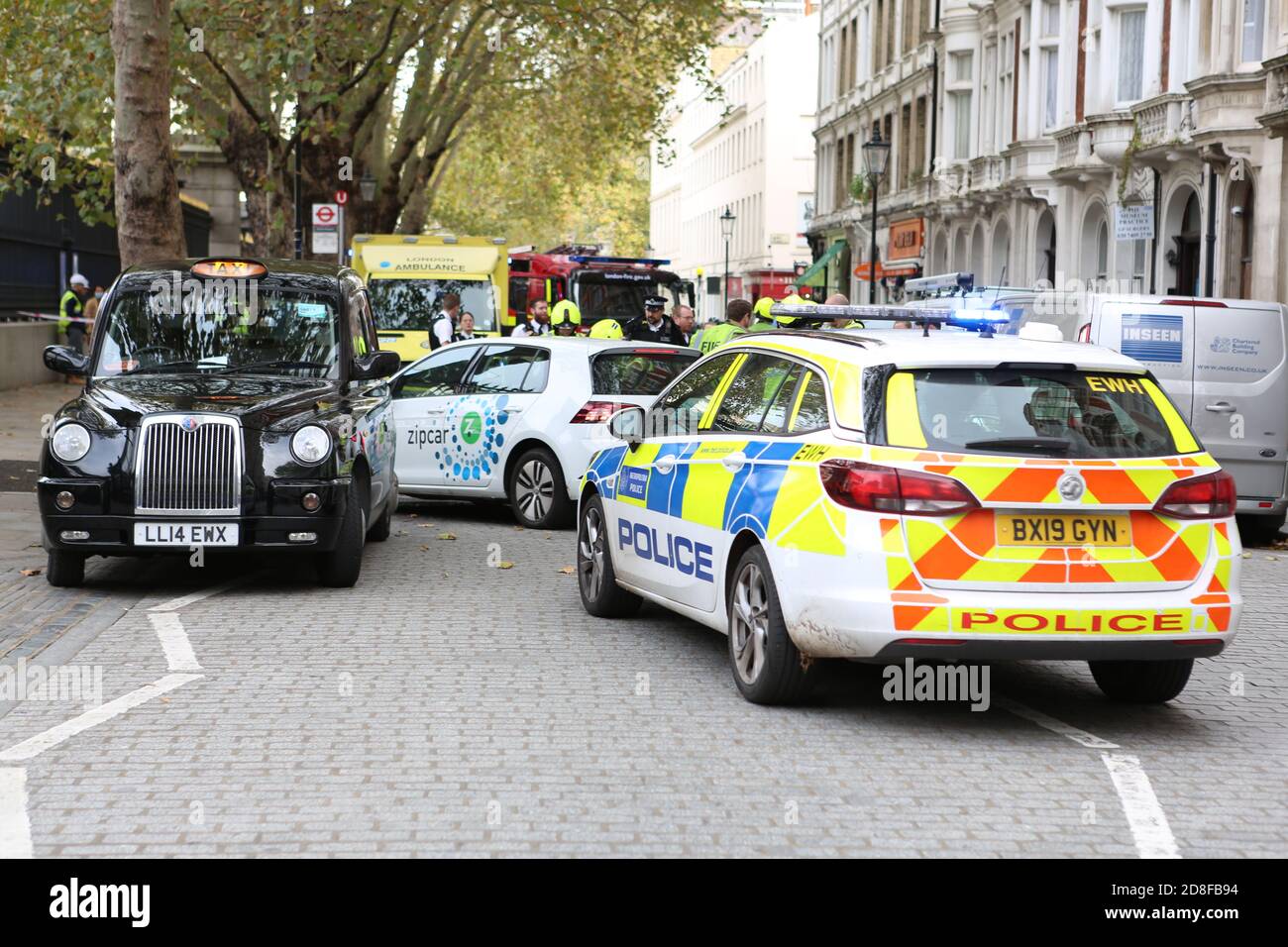 Am 28. Oktober um 11.30 Uhr stürzte ein Zip-Auto ab und rollte auf seinem Dach vor dem Haupteingang des British Museum auf der Great Russell Street. Die Polizei sperrte den Bereich ab und sperrte die Straße ein und drehte das Auto schnell wieder auf die Räder, die Straße wurde schnell geräumt und um 12.30 Uhr wieder geöffnet. Der Absturz verursachte eine riesige Polizeipräsenz schnelle Reaktion und wurde von einem Polizeihubschrauber am Himmel beobachtet niemand schien verletzt worden zu sein und keine Details wurden veröffentlicht. Es verursachte einige Unannehmlichkeiten für den Verkehr und Fußgänger und verursachte keine Störung für die Museumsbesucher. Stockfoto