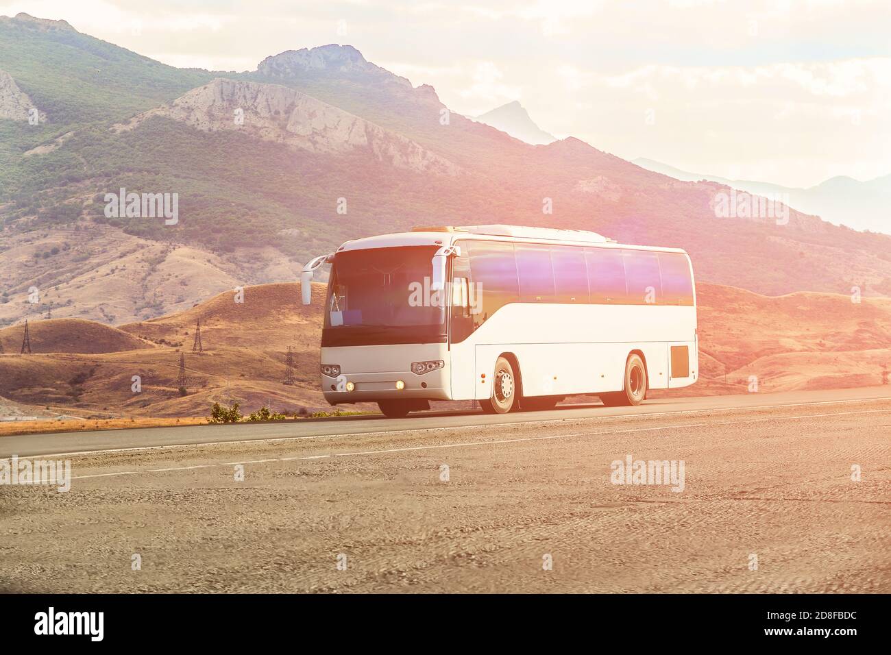 Touristenbus fährt auf der malerischen Bergautobahn Stockfoto