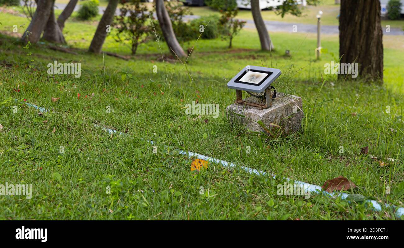 LED-Landschaftsbeleuchtung auf dem Rasen im Garten. Stockfoto