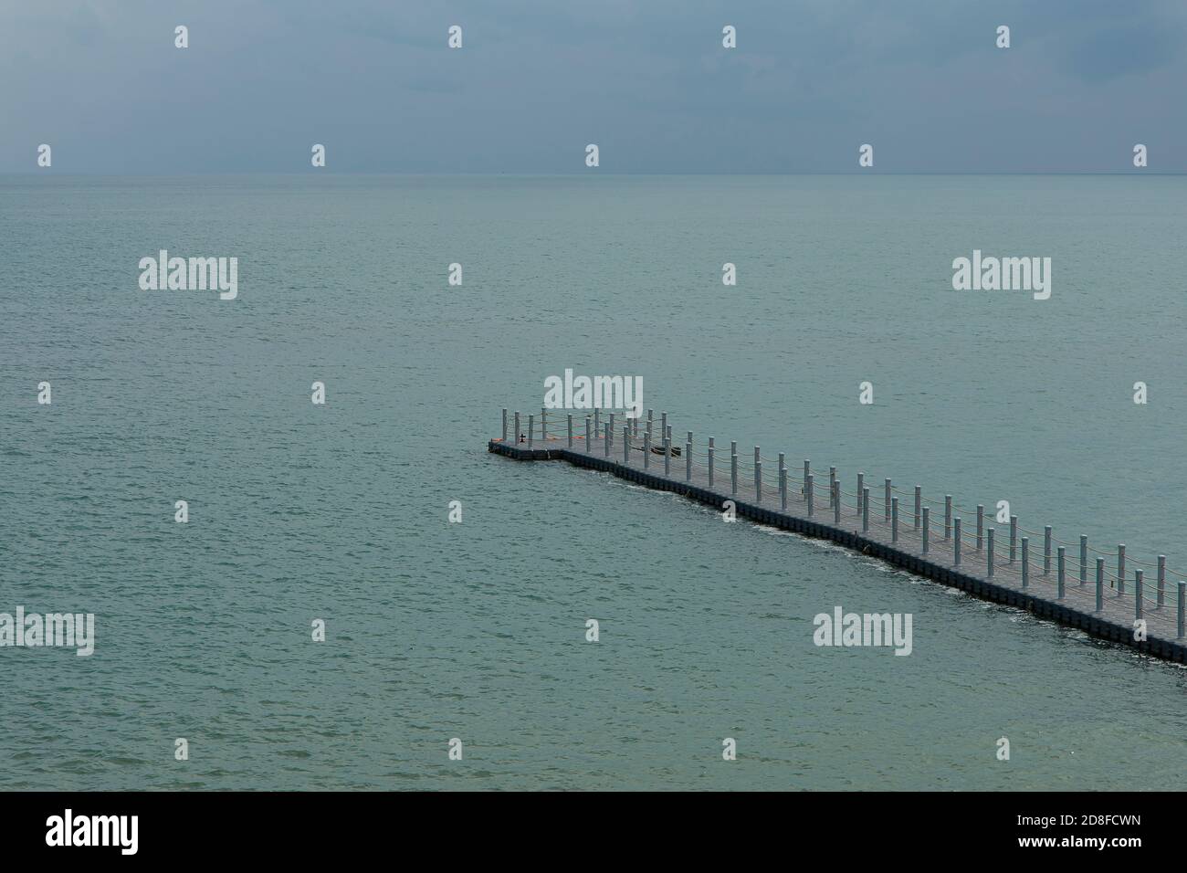 Der Boje-Gehweg erstreckt sich bis ins Meer. Stockfoto