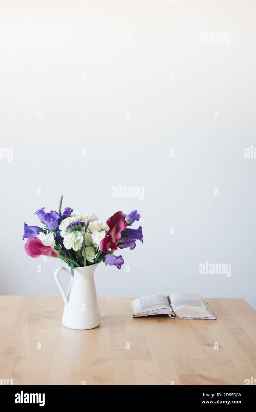 Bibel und Blumen auf einem Tisch Stockfoto