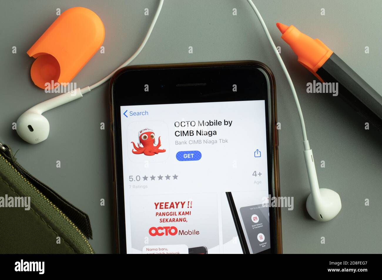 New York, USA - 26. Oktober 2020: OCTO by CIMB Niaga mobile App Icon Logo auf dem Handy-Bildschirm Nahaufnahme, illustrative Editorial Stockfoto