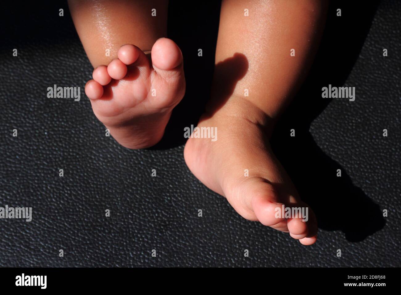 Die Beine eines fünf Monate alten Babys Stockfoto