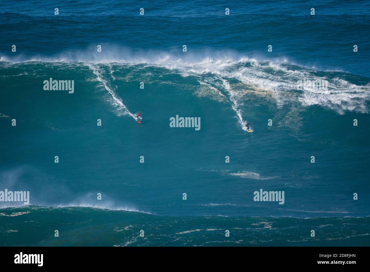 Nazare, Portugal. Okt. 2020. Die Big-Wave-Surfer Joao Guedes aus Portugal (links) und Nic von Rupp aus Portugal (rechts) reiten eine Welle während einer Tow-Surfing-Session am Praia do Norte am ersten großen Wellengang der Wintersaison. Kredit: SOPA Images Limited/Alamy Live Nachrichten Stockfoto