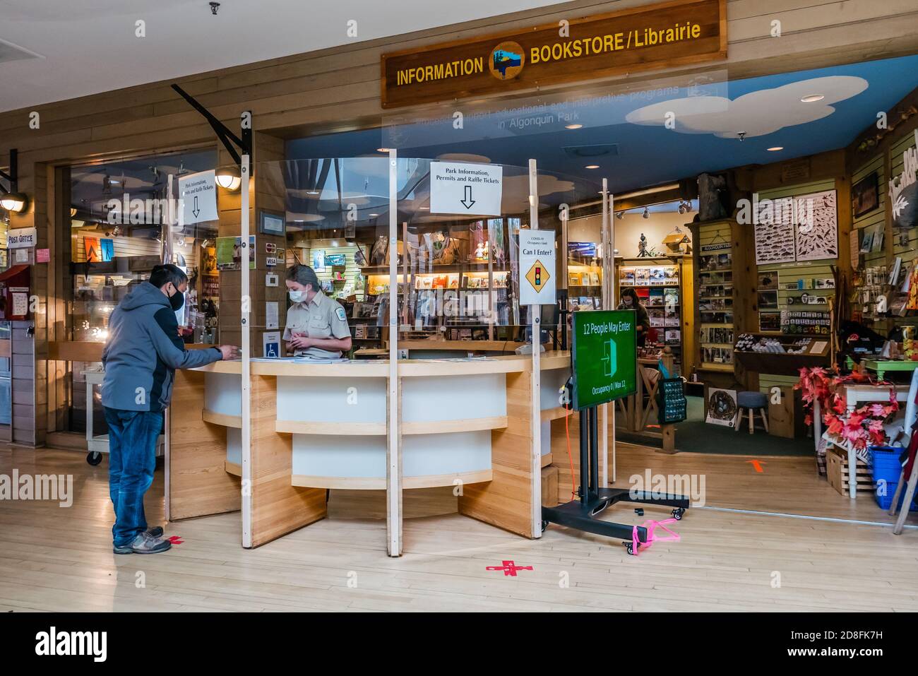 Ein männlicher Besucher fragte die Angestellten nach der Richtung im algonquin Park Souvenirladen im Besucherzentrum Stockfoto