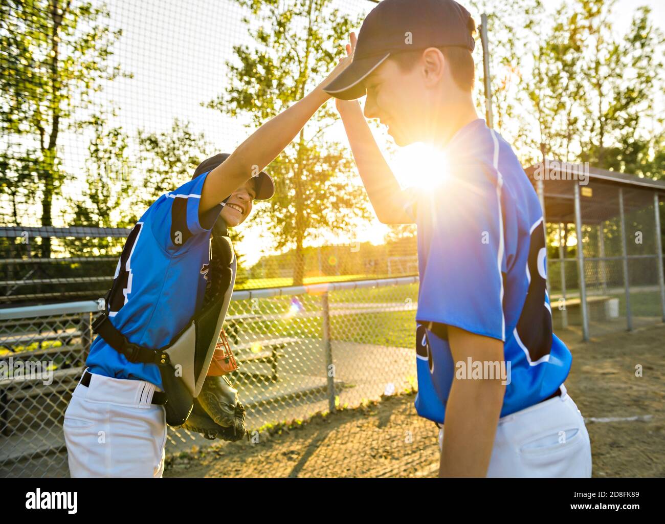 Zwei Kinder Baseballspieler stehen zusammen auf dem Spielplatz Stockfoto