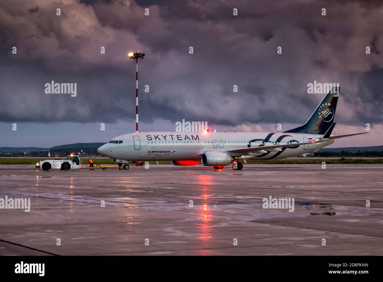 Schlepper schiebt Passagierflugzeug Stockfoto