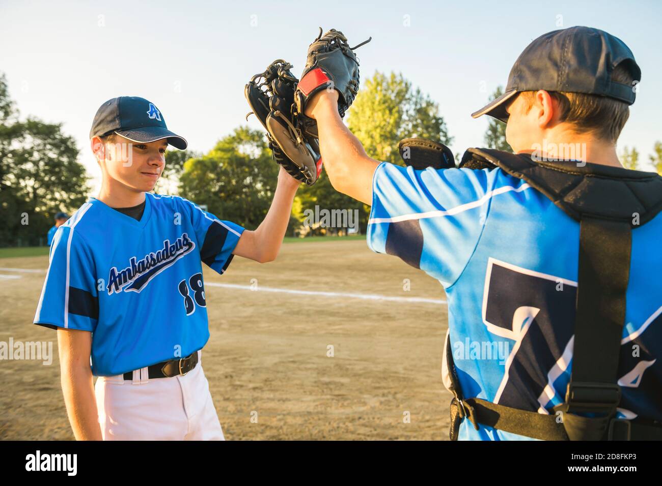 Zwei Kinder Baseballspieler stehen zusammen auf dem Spielplatz Stockfoto