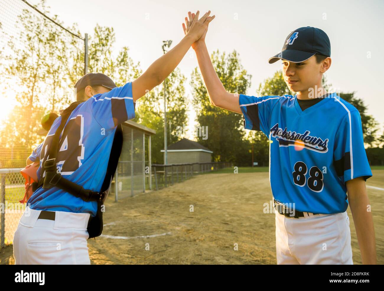 Zwei Kinder Baseballspieler stehen zusammen auf dem Spielplatz Stockfoto