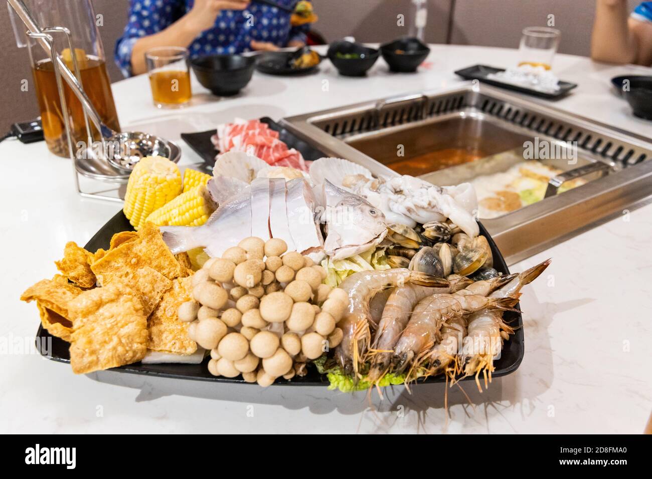 Steamboat Hotpot Mahlzeit mit luxuriösen Meeresfrüchten in Scheiben geschnitten Fleisch Zutaten Stockfoto
