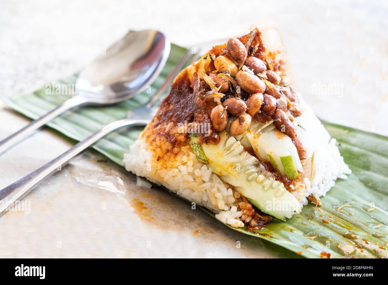 Einfache authentische Nasi Lemak Bungkus mit Bananenblatt umwickelt Stockfoto