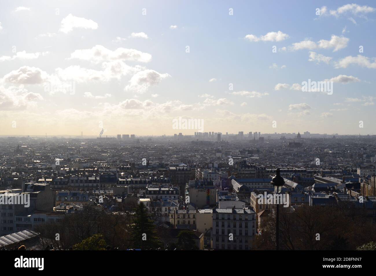 Panoramablick auf Paris bei sonnigem Tag. Skyline und Blick von oben auf Paris vom berühmten Eiffelturm Stockfoto